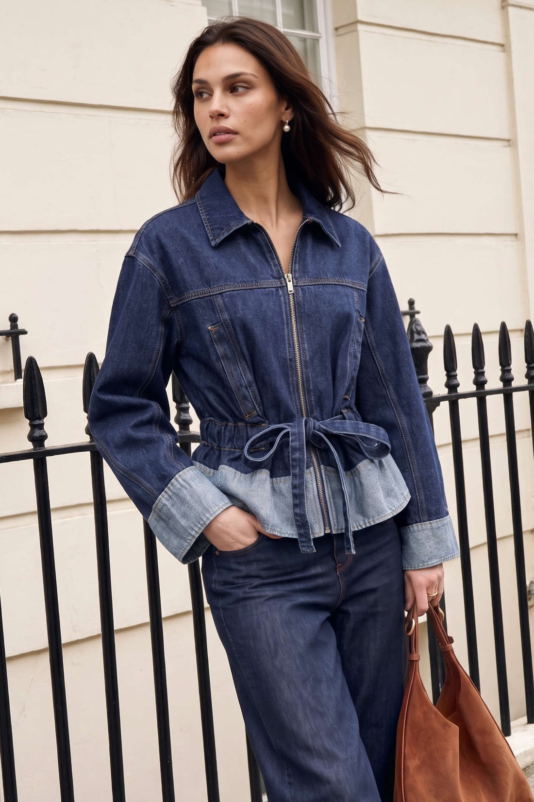 Denim patchwork jas met trekkoord, rits en revers