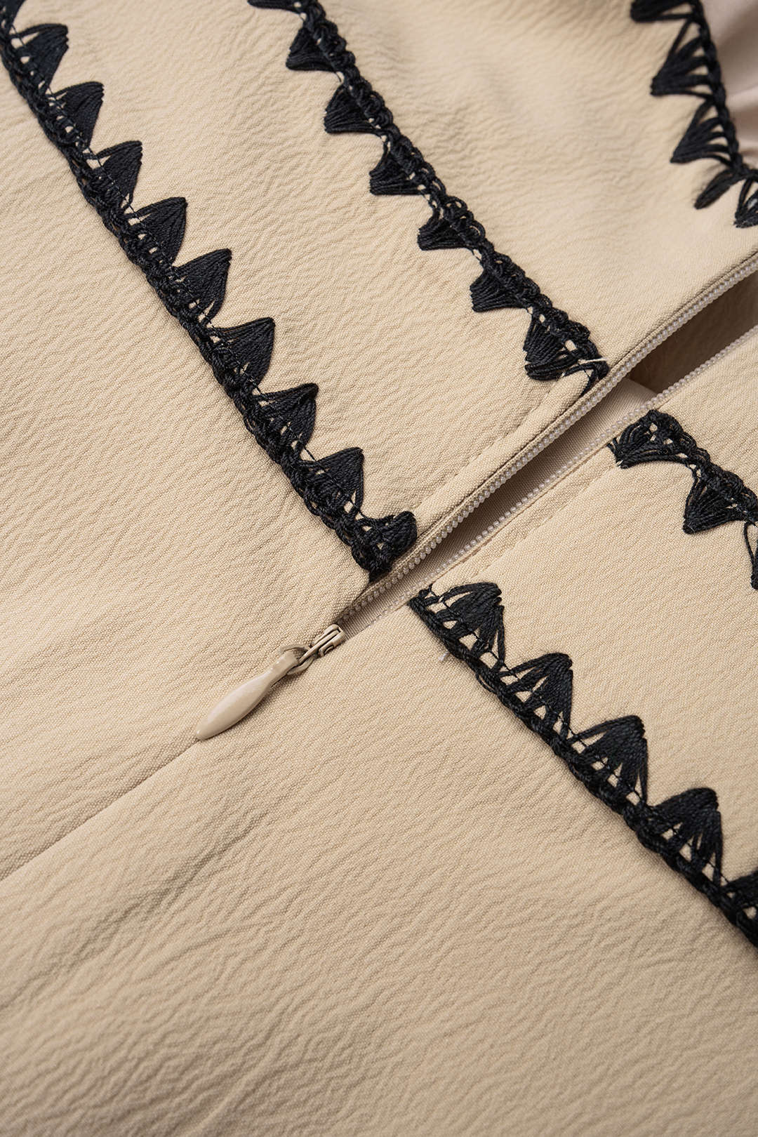 Asymmetrische mouwloze minijurk met halternek en uitsnijding