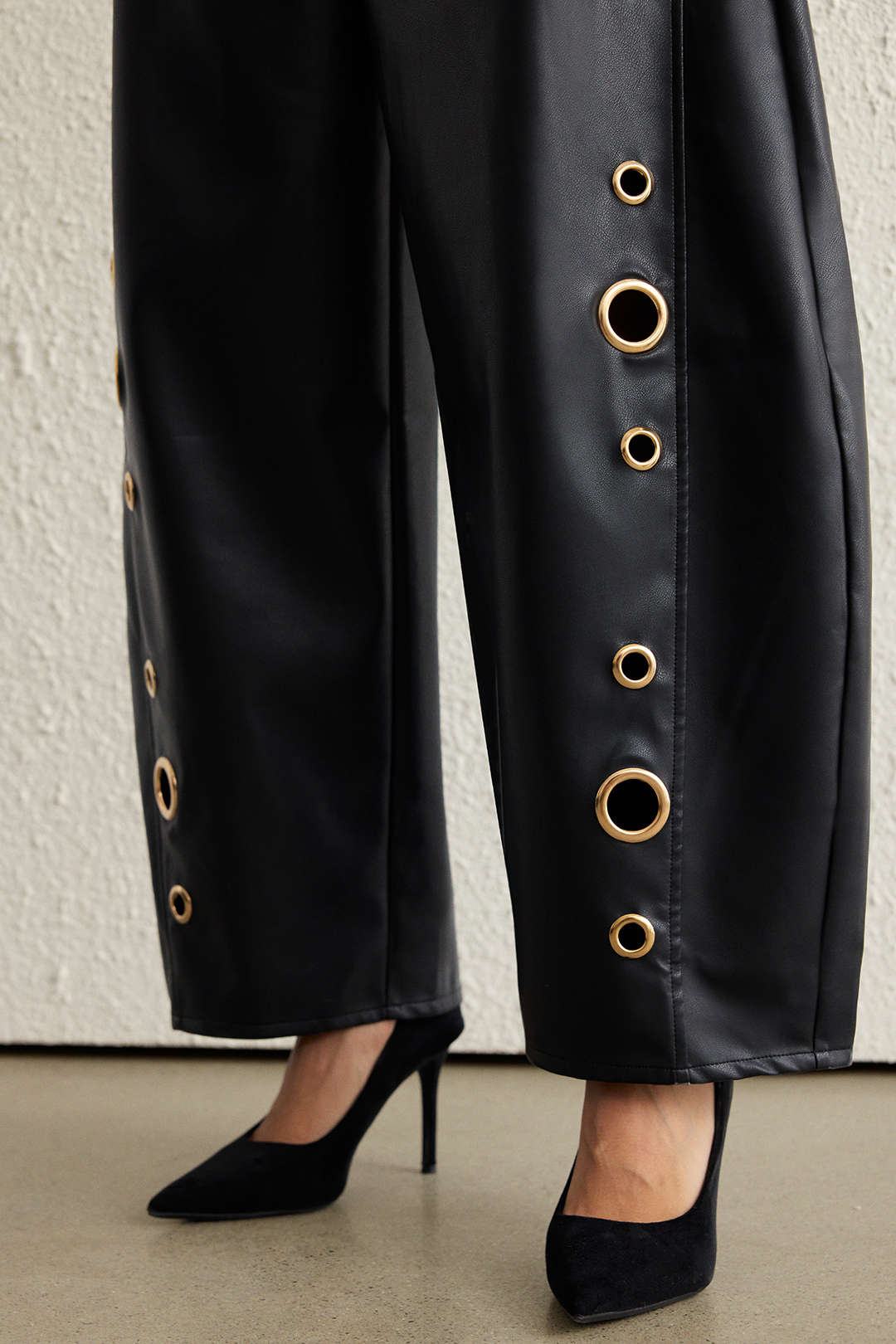 Leren-look metallic pantalon met rits en opengewerkt detail