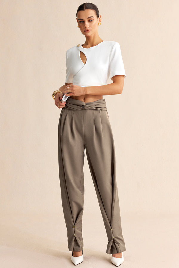 Broek met ruches, gedraaid detail en knoopdetail