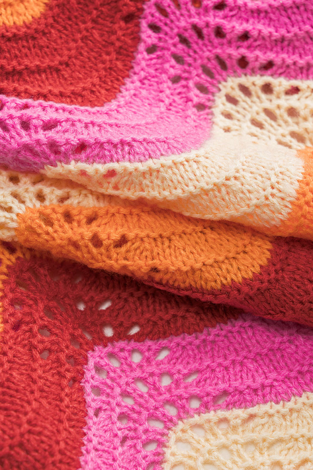 Gebreide top met uitsnijding, knoopjes en korte mouwen