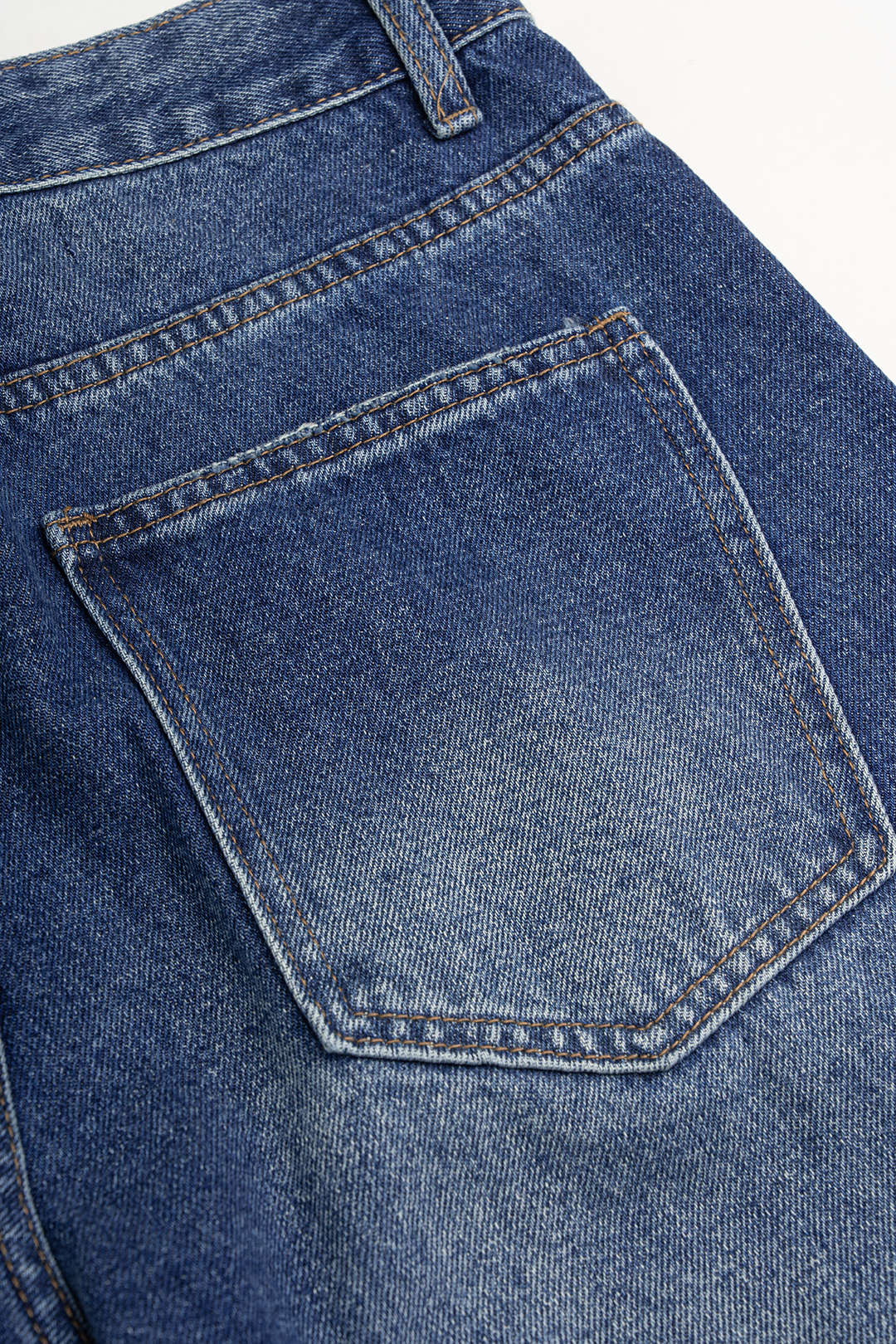 Xenia - Asymmetrische jeans met knoopjes