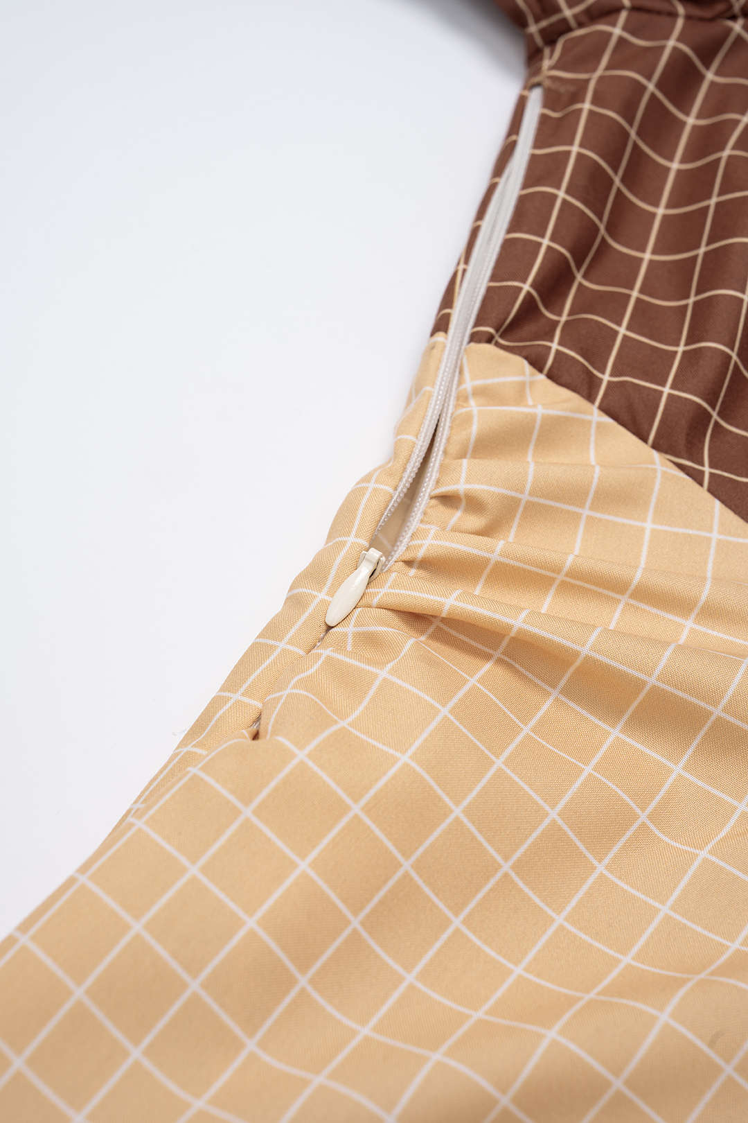 Geruite asymmetrische midijurk met ruches en lange mouwen