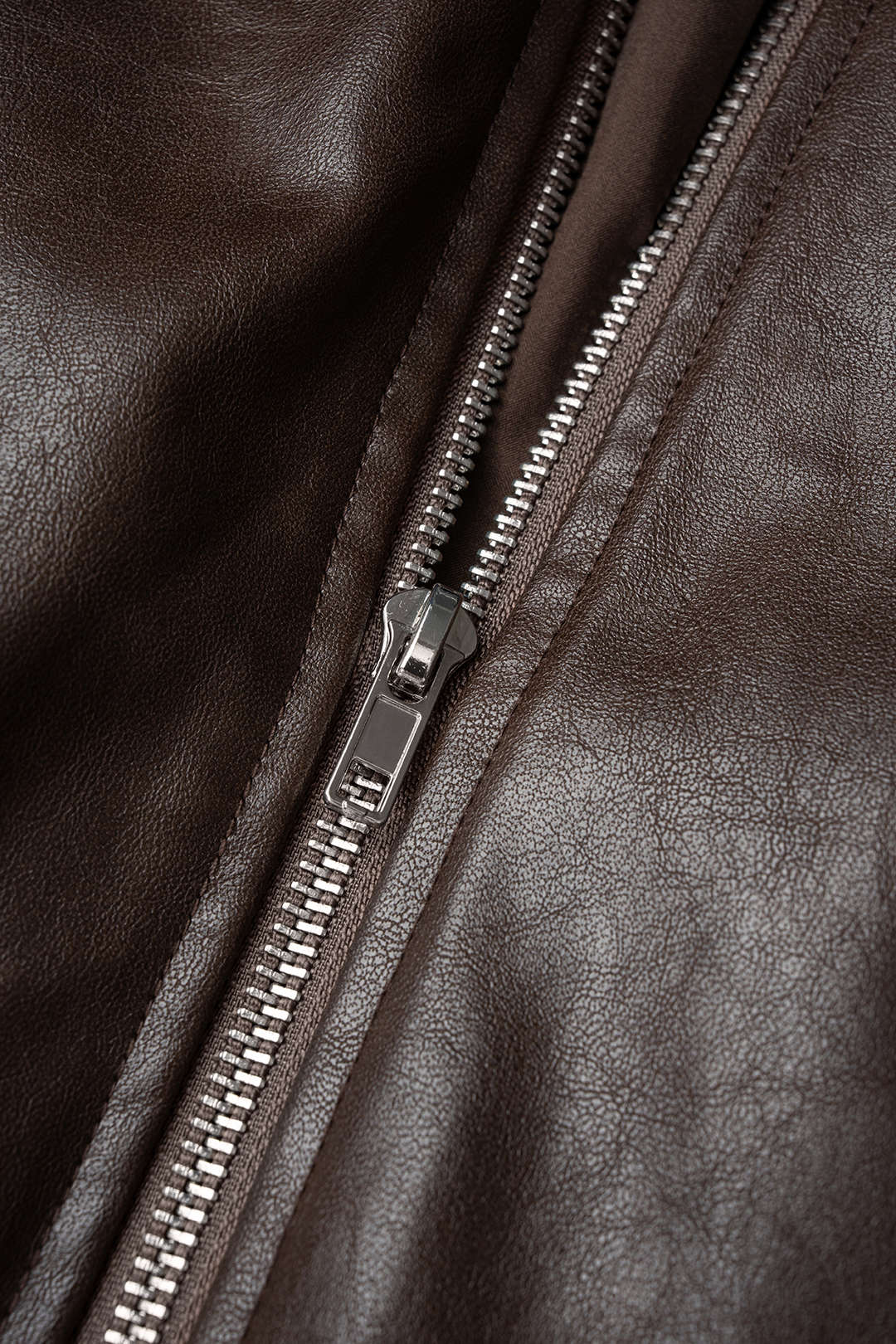 Leren-look asymmetrisch jasje met smokwerk en ruches
