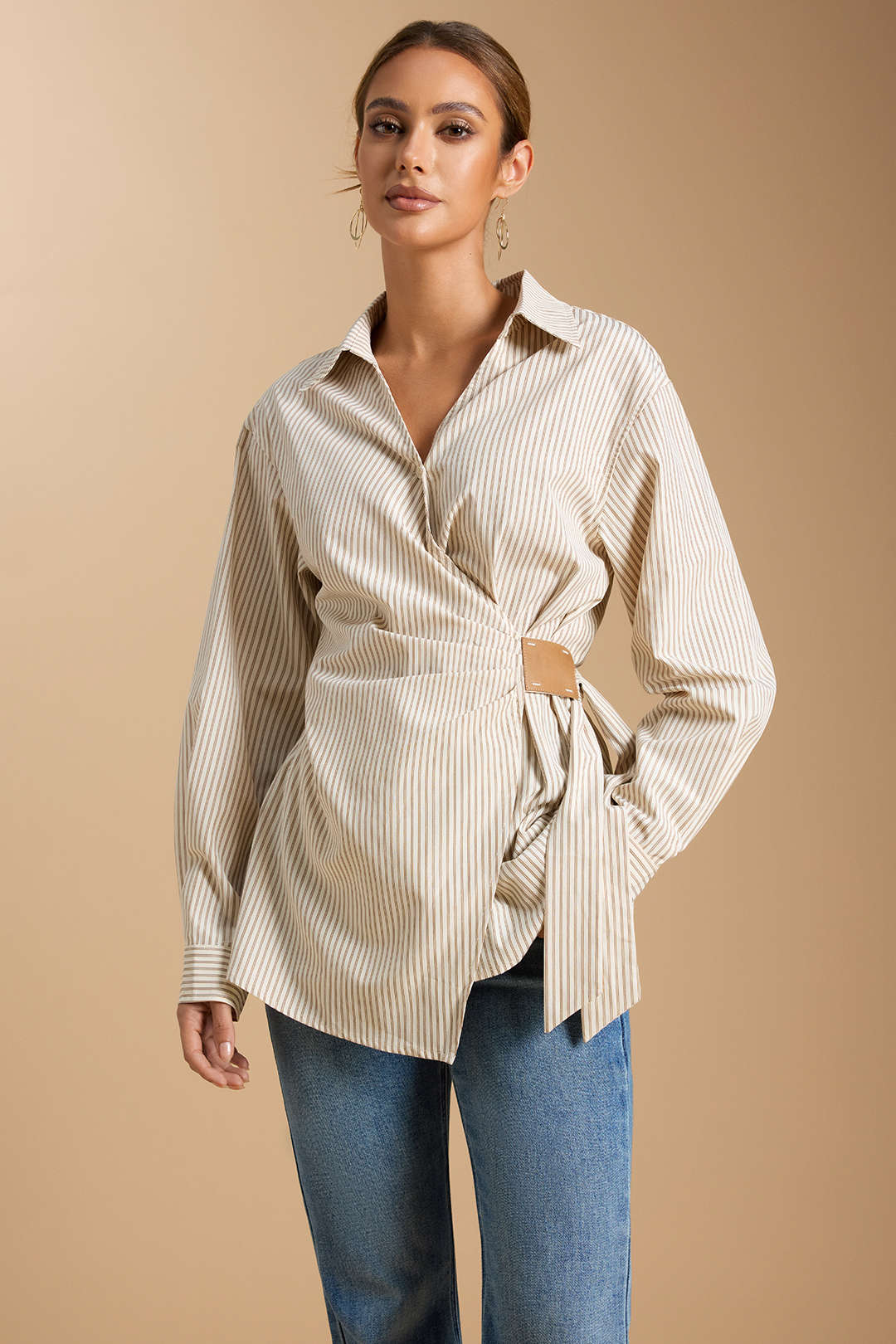 Gestreepte blouse met knoopjes, ruches en lange mouwen