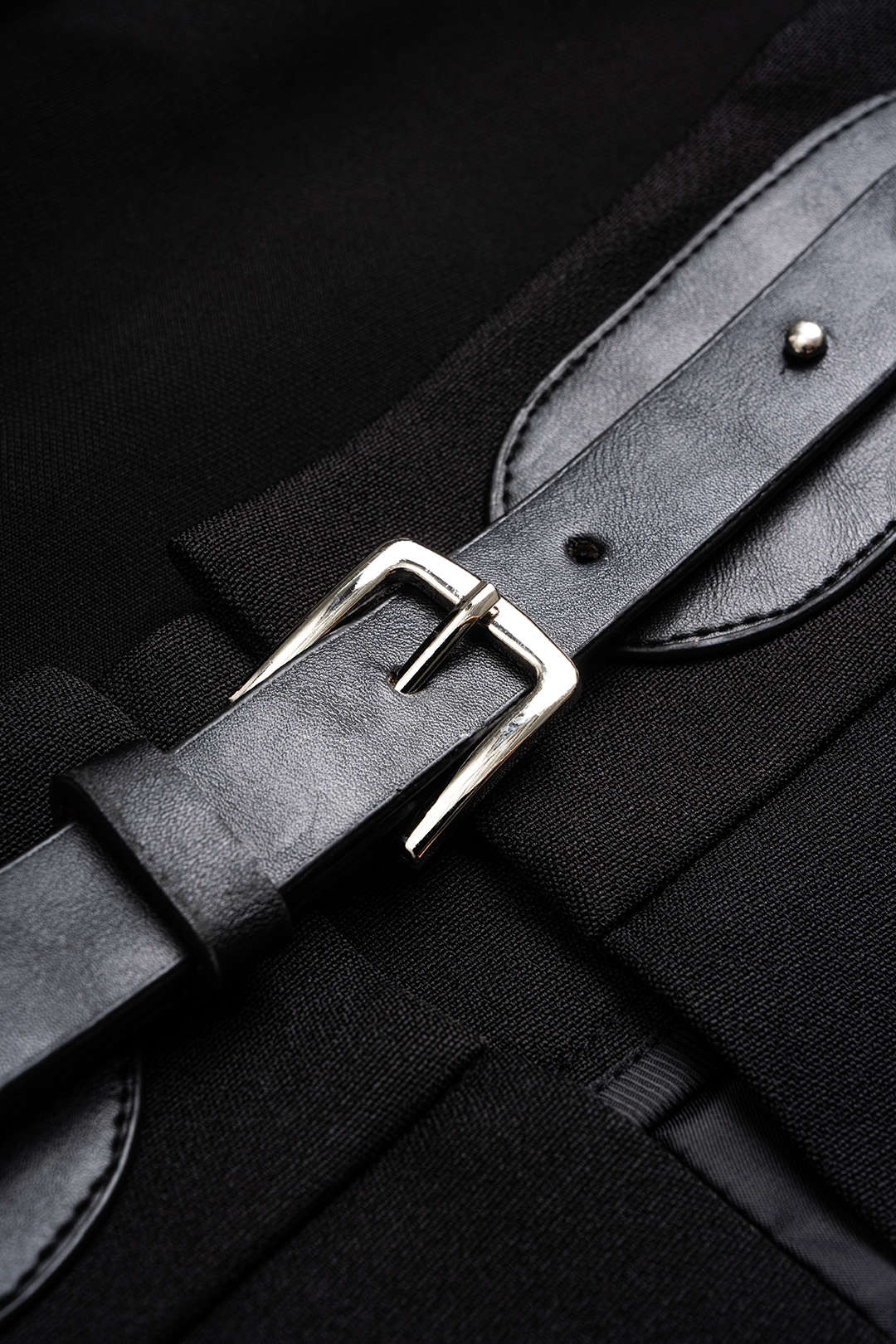Leren-look broek met riem en wijde pijpen