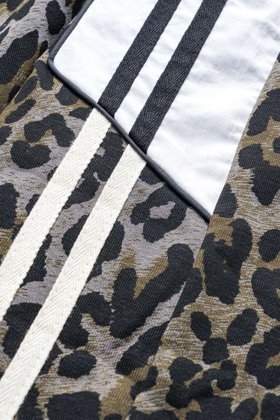 Linde - Luipaardprint jeans met knoopjes, zakken en wijde pijpen