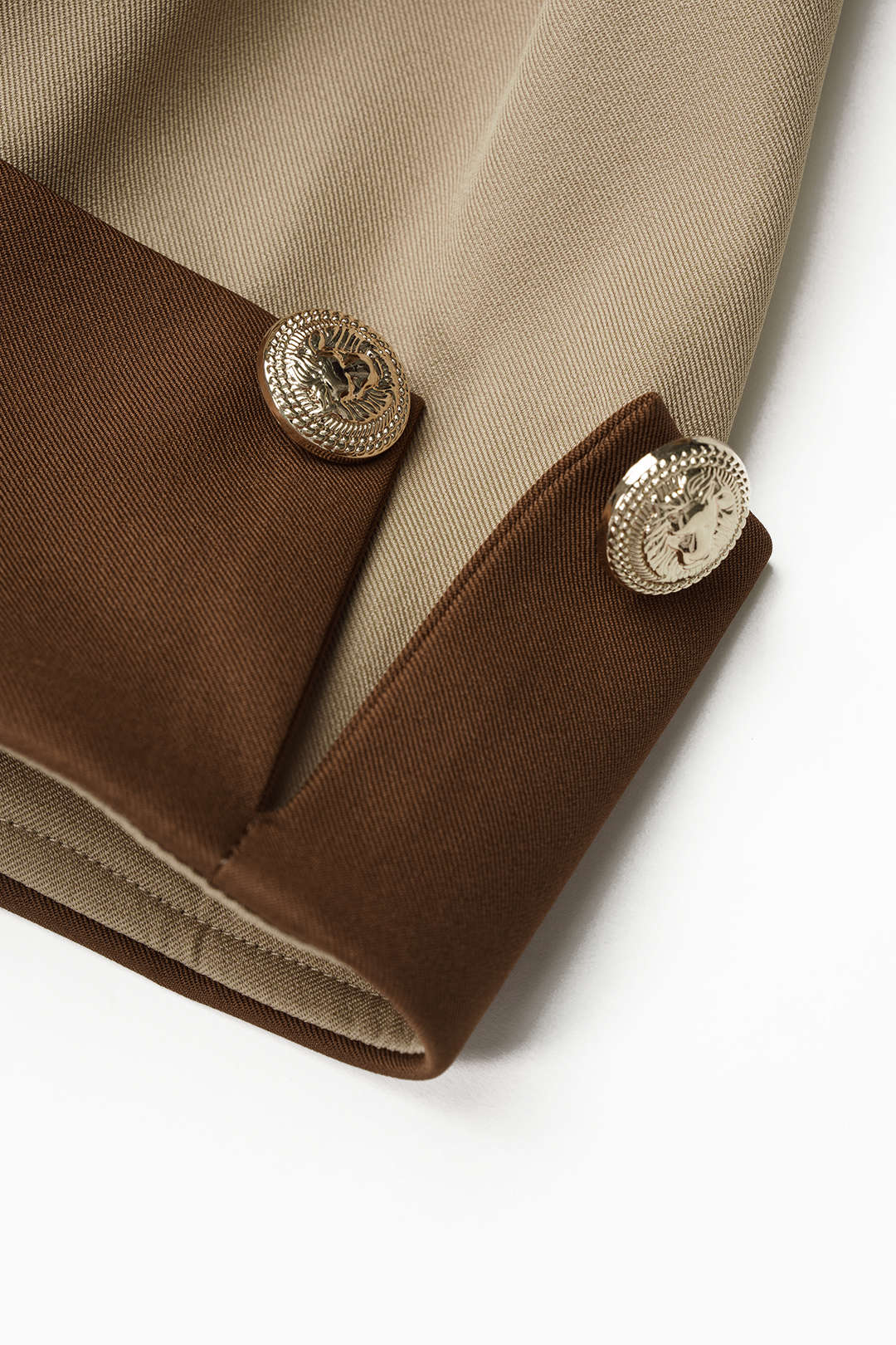 Metallic blouse met revers, knoopjes en korte mouwen