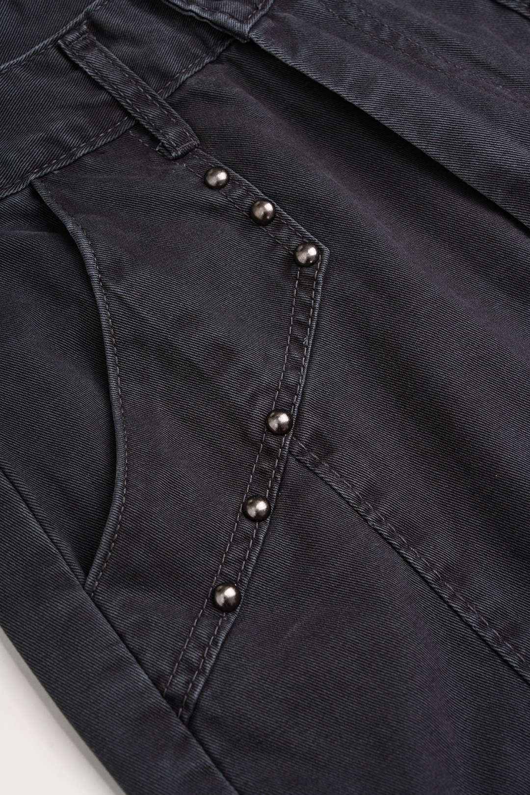 Broek met zakken, studs en wijde pijpen