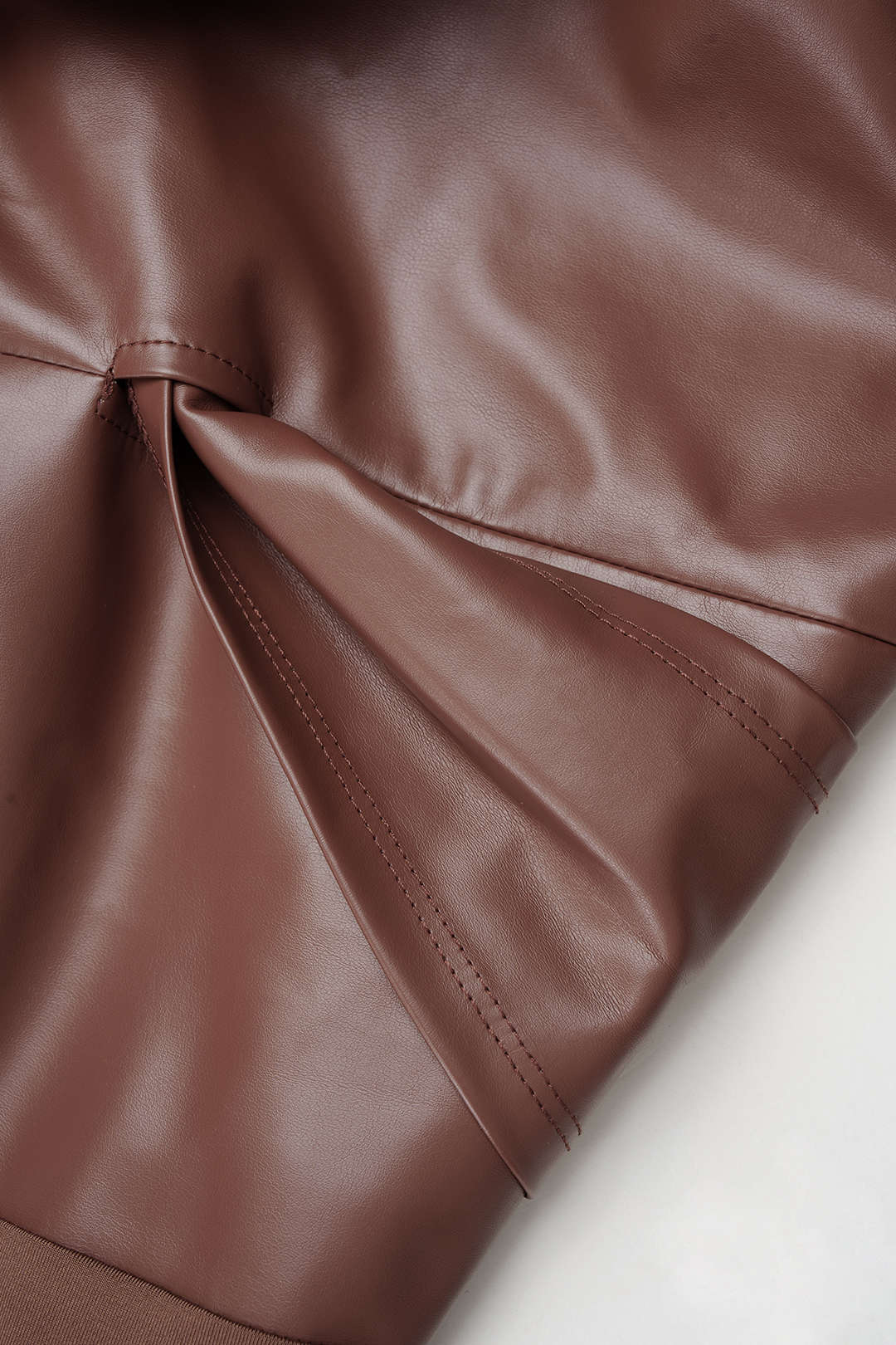 Leren-look patchwork body met gedraaid detail en knoopdetail