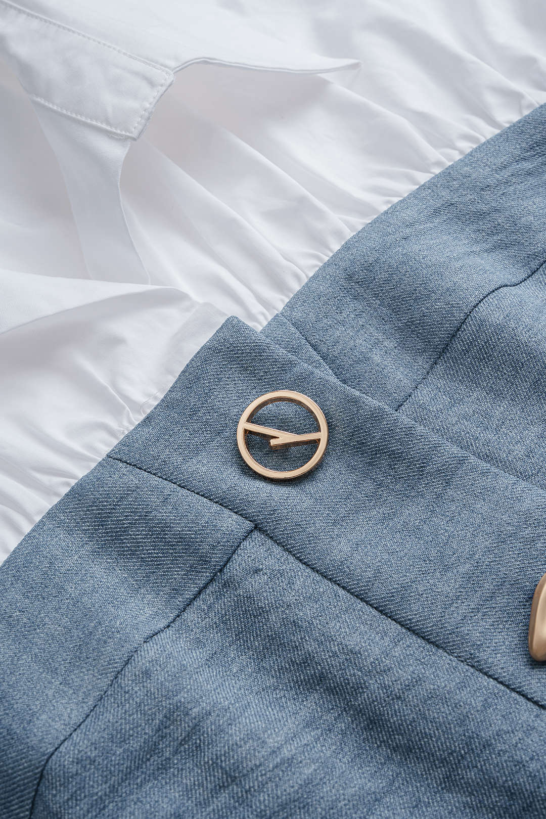 Top met knoopjes, revers en korte mouwen
