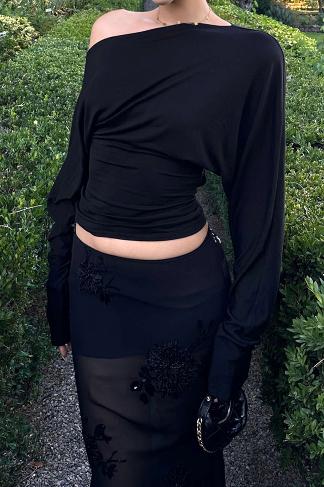 Asymmetrische top met uitsnijding, ruches en lange mouwen