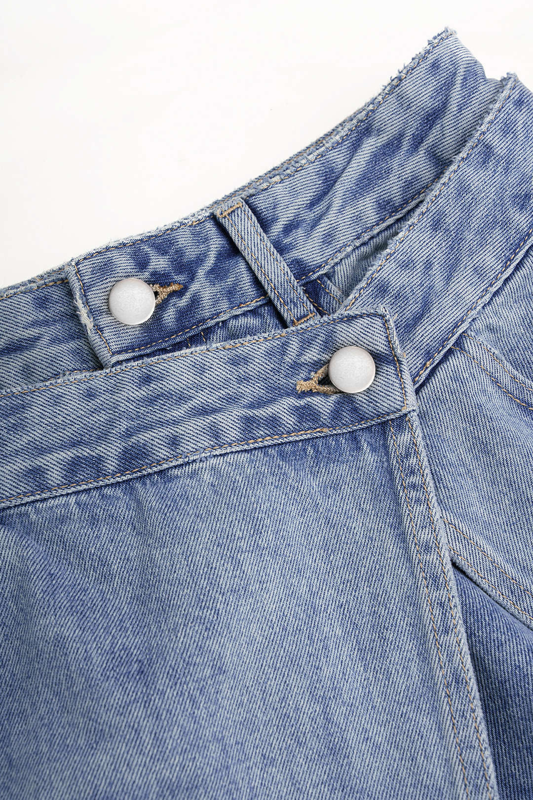 Asymmetrische jeans met hoge taille, zakken en wijde pijpen