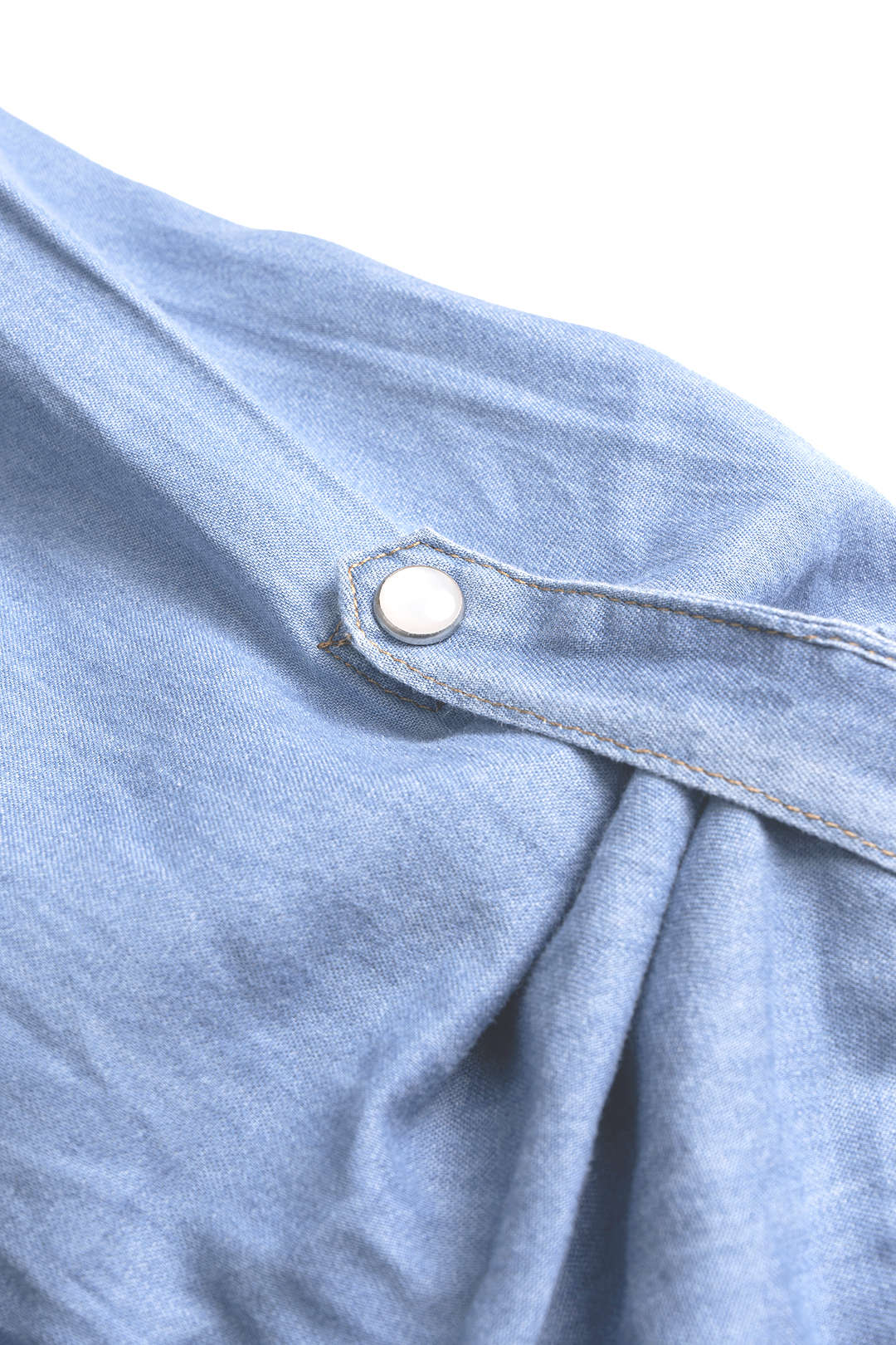 Denim blouse met revers, knoopdetail en korte mouwen