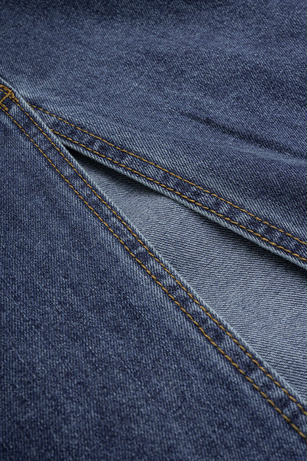 Denim midijurk met riem, zakken en lange mouwen