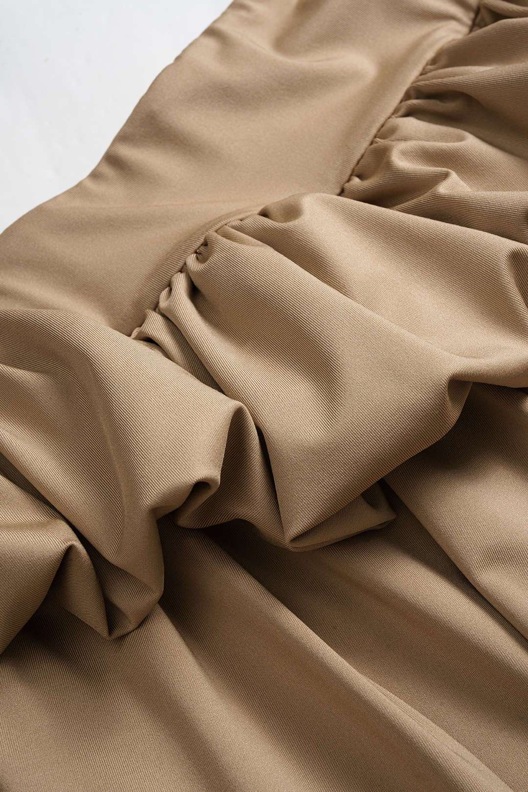 Pantalon met ruches, gedraaid detail en knoopdetail