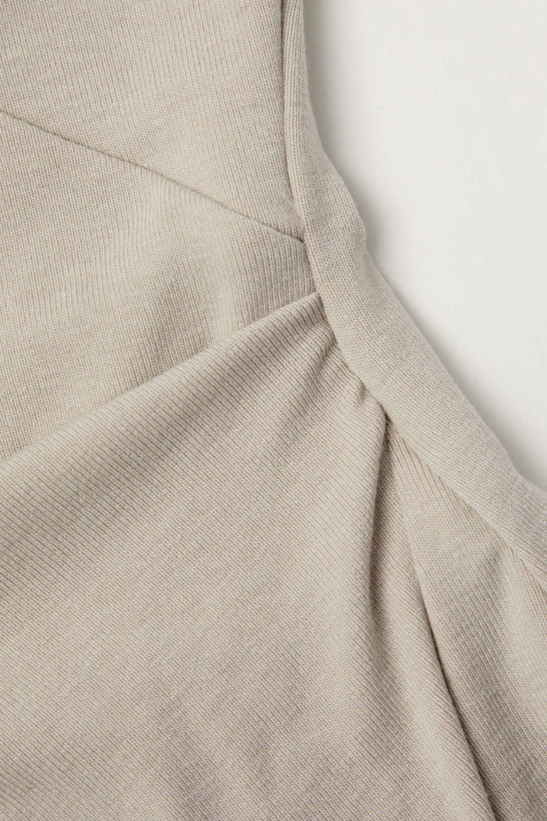 Asymmetrische tanktop met watervalhals en ruches