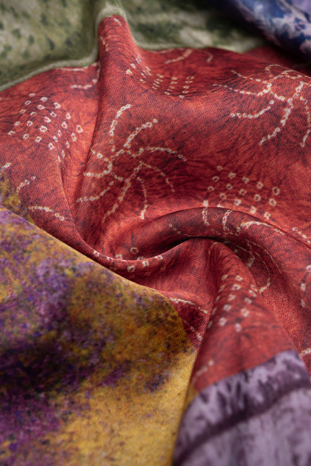 Patchwork satijnen top met V-hals, ruches en korte mouwen