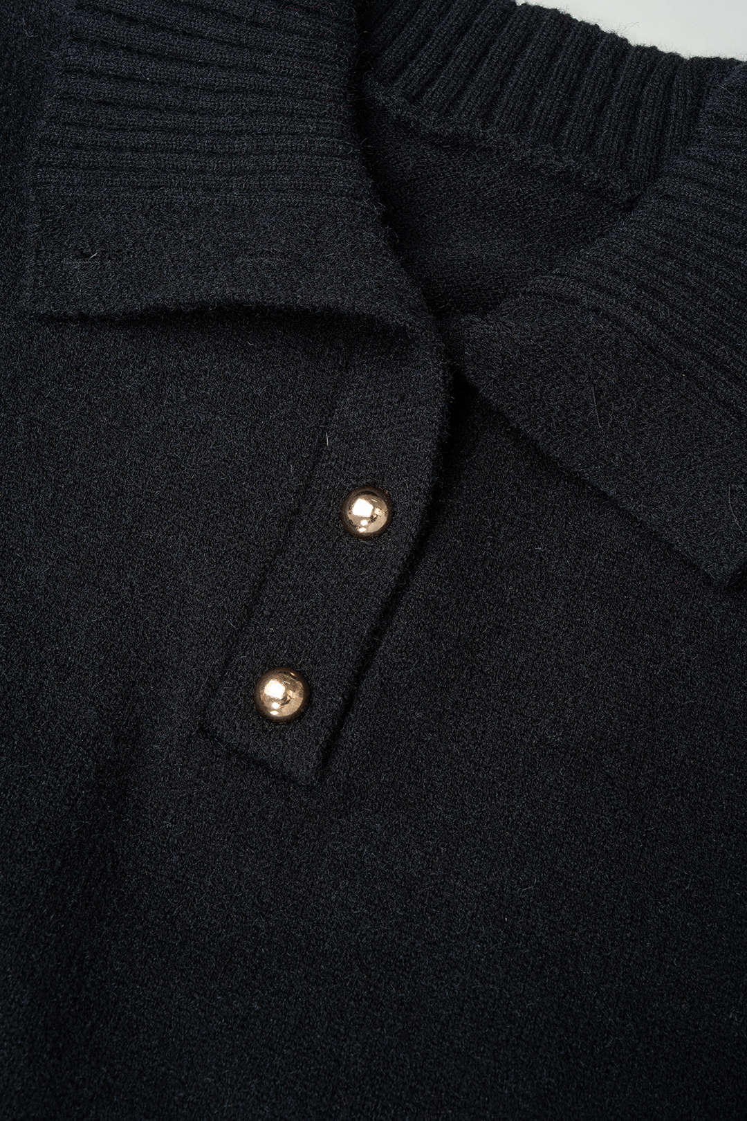 Gebreide metallic top met revers, knoopjes en lange mouwen